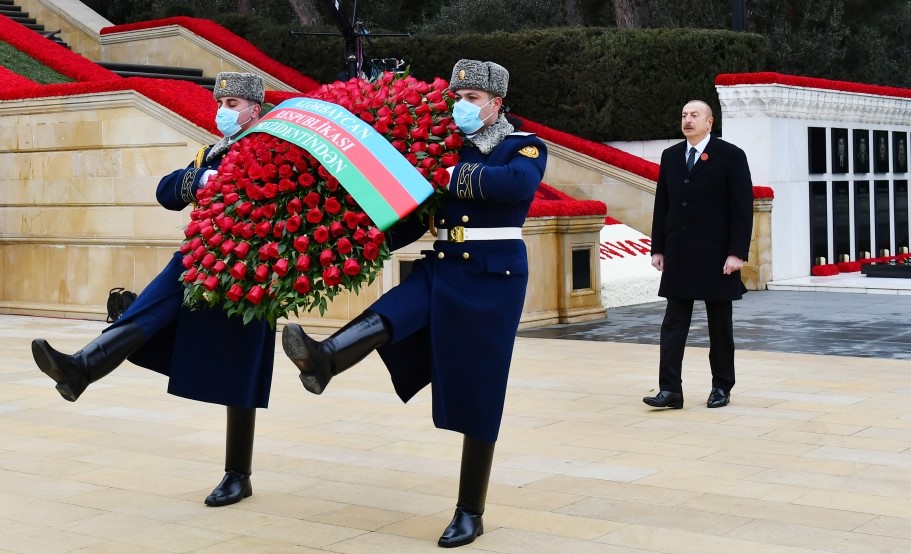 Prezident İlham Əliyev və birinci xanım Mehriban Əliyeva 20 Yanvar faciəsinin 32-ci ildönümü ilə əlaqədar Şəhidlər xiyabanını ziyarət ediblər